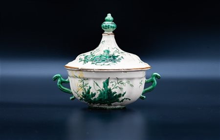 Manifattura veneta, secolo XVIII. Tazza da brodo biansata con coperchio in maio