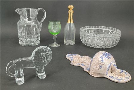 Cartone contenente numerosi oggetti in vetro e ceramica di diversa forma, uso e