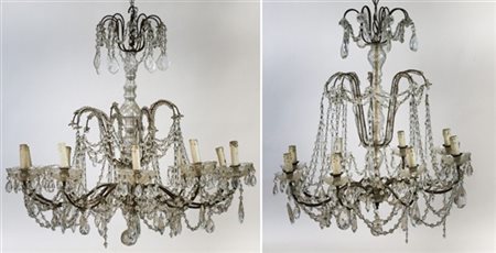 Lotto composto da due lampadari a otto luci con struttura in metallo, bracci mo