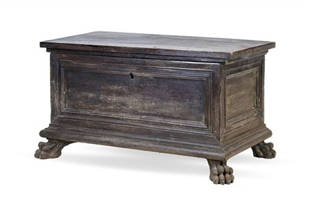 Cassone con fronte pannellato e piedi a zampe ferine. Secolo XVIII. Piano blocc