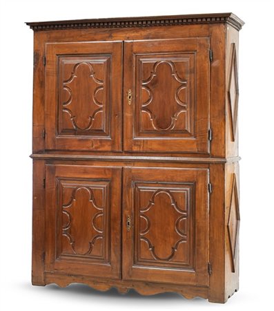 Mobile a due corpi in noce con quattro ante pannellate e scanalate a motivi geo