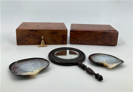 Cartone contenente numerosi oggetti tra cui un vaso in alabastro, due cofanetti