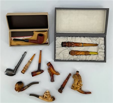 Arte del secolo XIX-XX. Valigia contenente alcune pipe in schiuma di mare, alcu