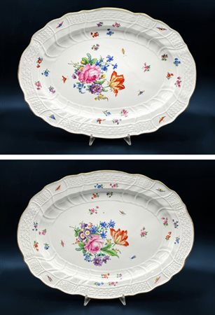 Manifattura di Meissen, secolo XIX. Coppia di vassoi di forma ovale in porcella