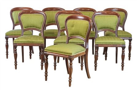 Gruppo di otto sedie in mogano con gambe anteriori tornite e scanalate, posteri