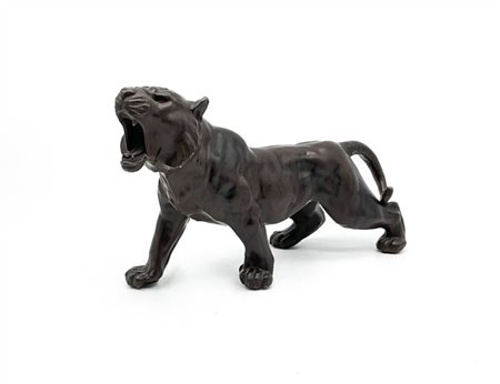 Scultura in bronzo laccato raffigurante tigre ruggente a tutto tondo
Giappone,