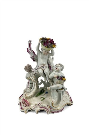 Manifattura del secolo XIX. Gruppo in porcellana dipinta in policromia e doratu