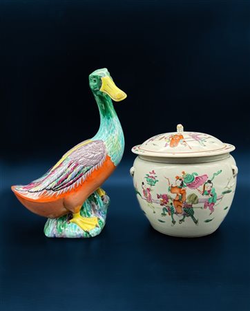 Manifatture orientali, secolo XX. Lotto composto da un contenitore con coperchi