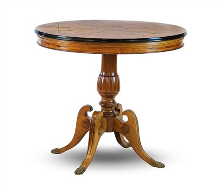 Tavolo circolare in legni vari con piano decorato da due esagoni, profili ebani