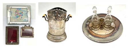 Lotto composto da una oliera in argento traforato (g 140) con ampolle adattate