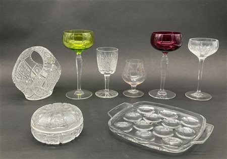 Sei cartoni cartoni contenenti numerosi oggetti in vetro, ceramica e materiali