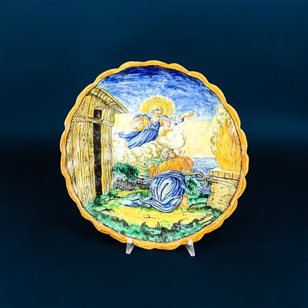 Manifattura del secolo XIX. Alzata in maiolica di gusto cinquecentesco istoriat