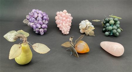 Cartone contenente numerosi oggetti in pietra dura di diversa forma e decoro (d