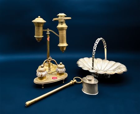 Lotto composto da un portatè, un centrotavola in metallo argentato, un calamaio