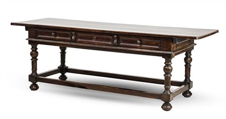 Tavolo in noce e legni vari, con tre cassetti nella fascia e gambe tornite racc