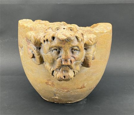 Mortaio in marmo scolpito con doppia ansa a testa barbuta con corna d'ariete (c
