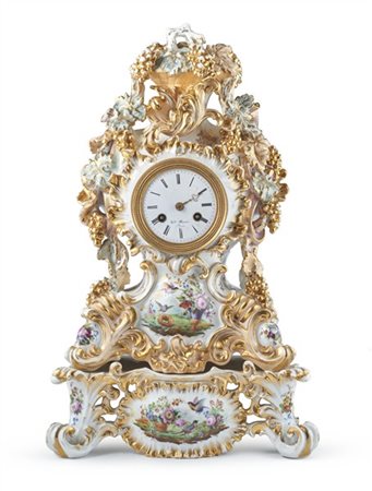 Henry Marc à Paris. 
Pendola d'appoggio con cassa di forma mossa in porcellana