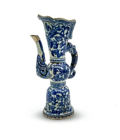 Versatoio in porcellana bianca e blu con decoro floreale, ansa e beccuccio a dr