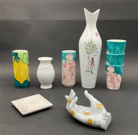 Cinque cartoni contenenti numerosi oggetti di uso, decori e materiali diversi (