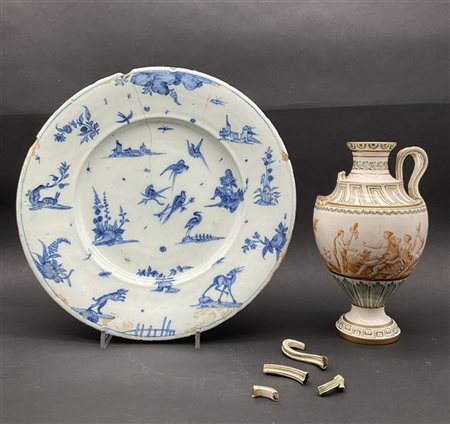 Lotto composto da un piatto in maiolica dipinta in blu a figure, paesetti e ani