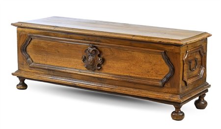 Cassapanca in noce con fronte e fianchi decorati da cornicette sagomate e stemm