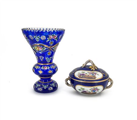 Lotto composto da un vaso in vetro blu molato con profili dorati e decoro flore