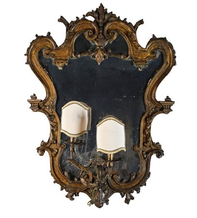 Ventola a due luci con cornice in legno intagliato a volute e motivi fogliacei,