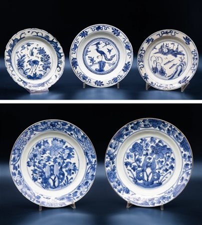 Lotto composto da cinque piccoli piatti a profilo mistilineo in porcellana dipi