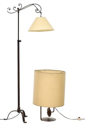 Lotto composto da una lampada da terra in ferro forgiato con altezza regolabile