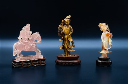 Lotto composto da tre sculture orientali con soggetti diversi in pietre dure, c
