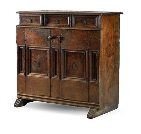 Credenza in castagno a due sportelli riquadrati e tre cassetti sottopiano, pied