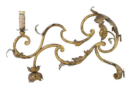 Applique in ferro ritorto e lamierino dorato con decoro a fiore e volute foglia