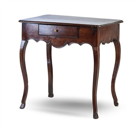 Tavolino da centro in noce con cassetto sul fronte, grembiale sagomato e gambe