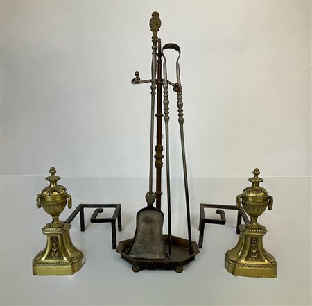 Set da camino composto da coppia di alari in bronzo e ferro a forma di vaso ane