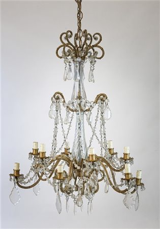 Lampadario in metallo dorato a dodici luci con pendenti e perlinature in vetro