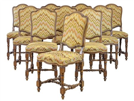 Gruppo di dieci sedie di forma sagomata con gambe tornite riunite da traversa,