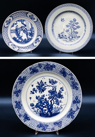 Lotto composto da tre piatti in porcellana dipinta in monocromia blu con decori
