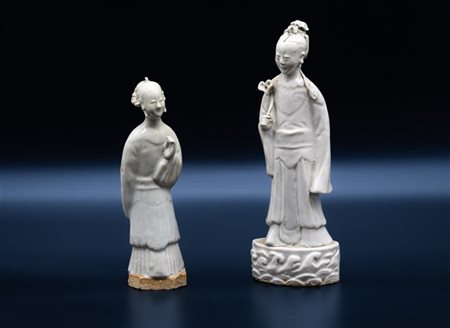 Due figure di Guanyin in porcellana Blanc de Chine. Cina, secolo XVIII-XIX (h.