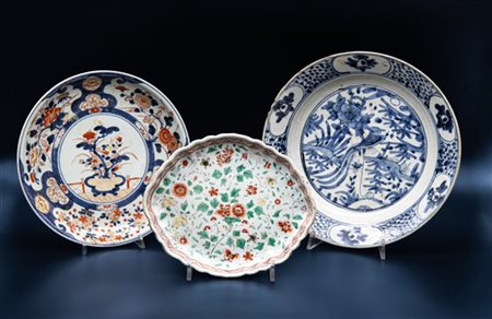 Lotto composto da due piatti circolari ed un vassoietto a profilo mistilineo in