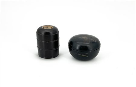 Lotto di due scatoline in legno laccato e dorato. Giappone, periodo Meiji (1868