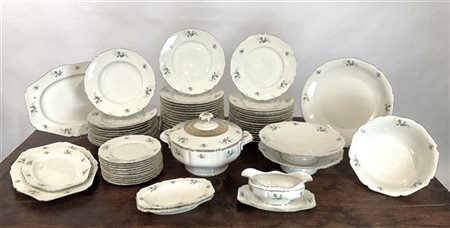 Manifattura tedesca, XX secolo. Parte di servizio da tavola in porcellana con d