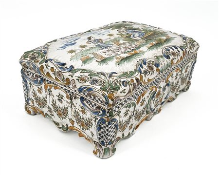 Manifattura francese, secolo XIX. Scatola con coperchio in maiolica dipinta in