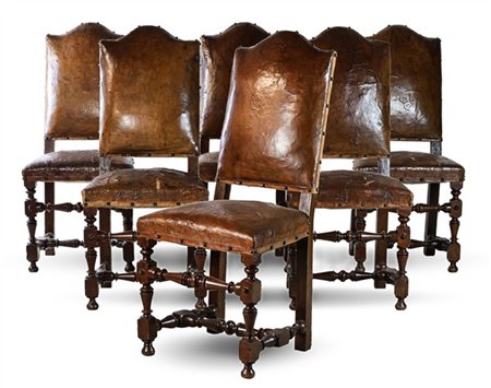 Gruppo di sei sedie in noce con gambe anteriori e traverse tornite a rocchetto,