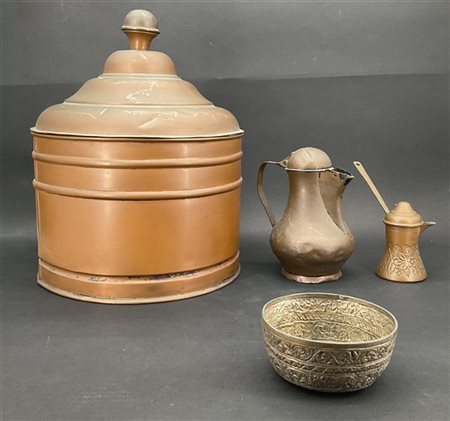 Due cartoni contenenti numerosi recipienti in rame di forme e dimensioni differ