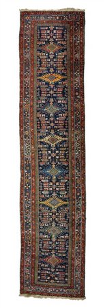 Tappeto passatoia Karadagh, confine Persia-Caucaso, secolo XX. Decoro con medag