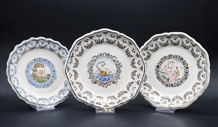 Manifattura di Moustiers, secolo XVIII. Lotto composto da tre piatti in maiolic