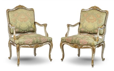 Coppia di poltrone in stile Luigi XV in legno laccato e dorato con schienale e