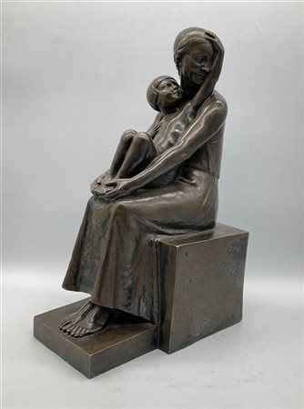 A. Muller

"Maternità" Parigi
scultura in bronzo (h cm 48) 
firmata in basso a