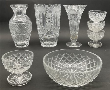 Lotto di due cartoni contenenti numerosi bicchieri, coppe per macedonia e vasi