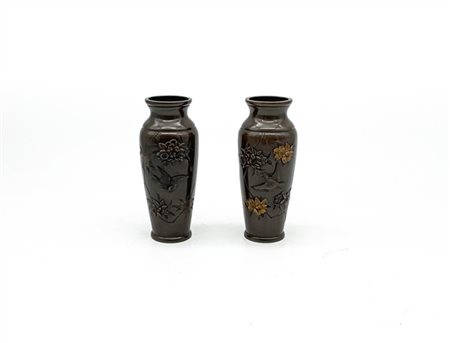 Coppia di piccoli vasetti in bronzo inciso con decoro floreale e volatili. Giap